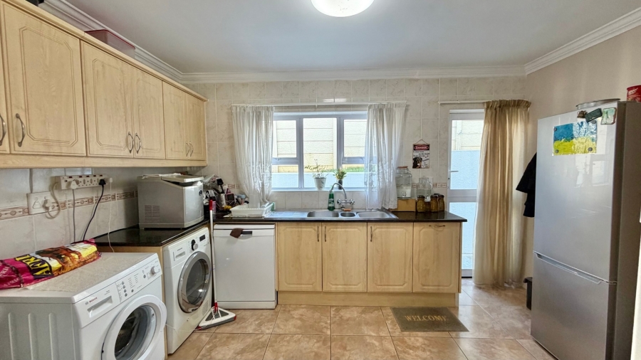 5 Bedroom Property for Sale in Mountainside Western Cape